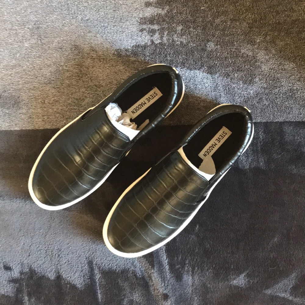 NWT Steve Madden Gills Sneakers